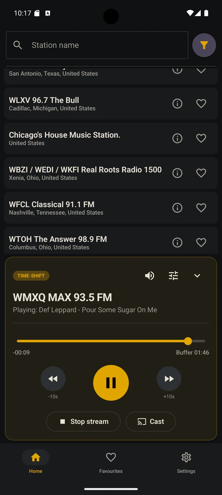 FM Radio Online app on Android, showing live radio station streaming with playback controls